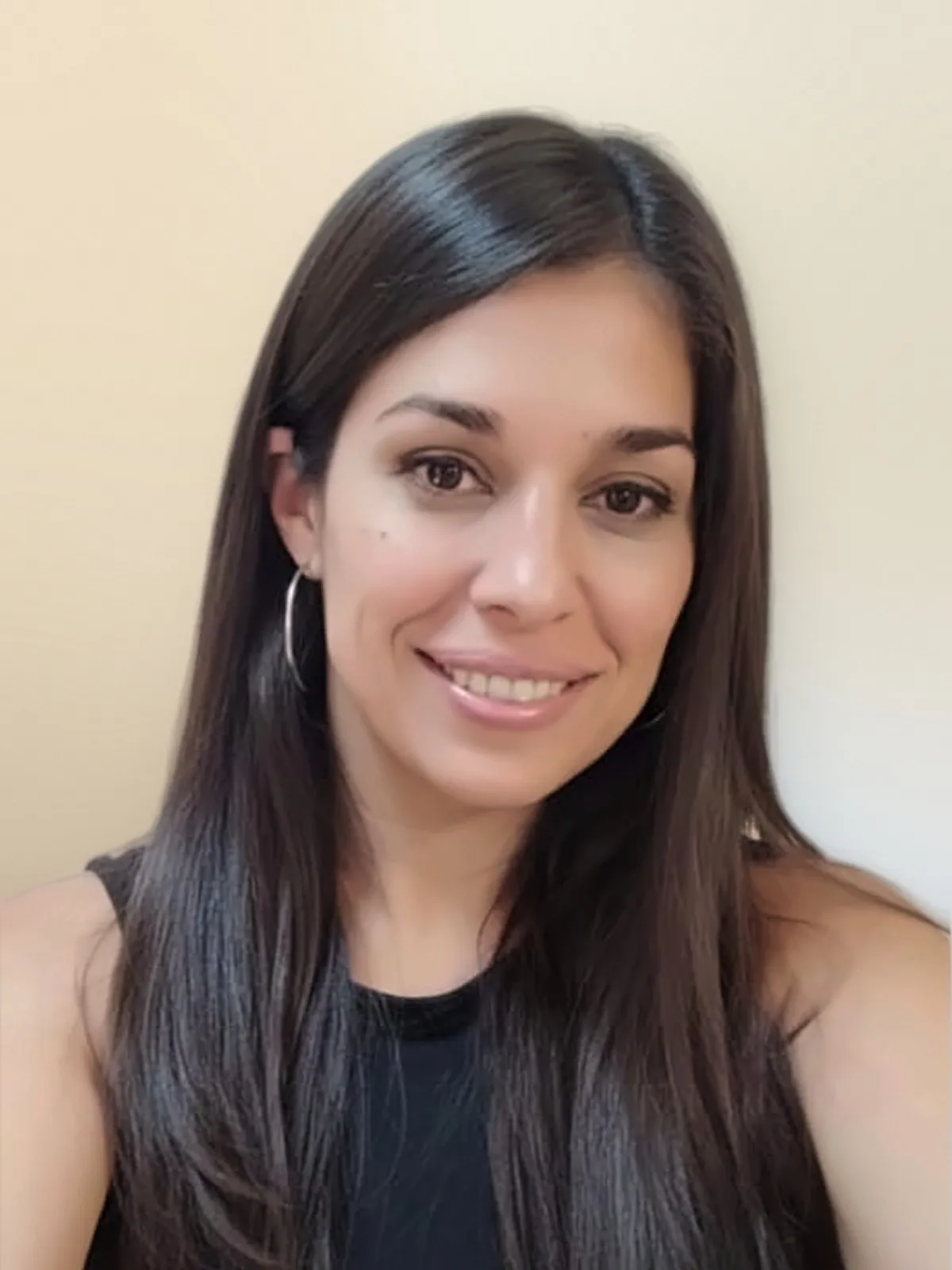 Retrato de Natalia Sánchez, de pelo largo y oscuro, con musculosa negra